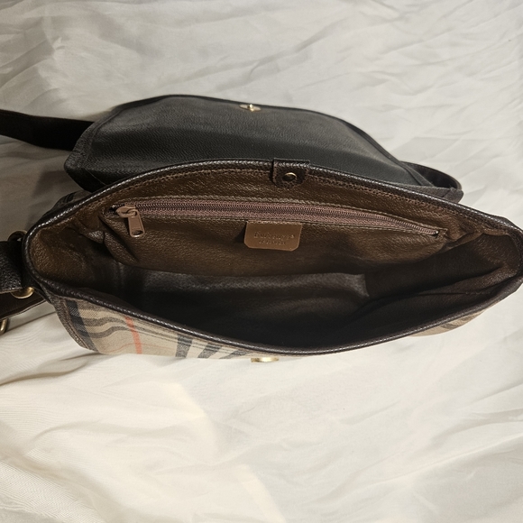 Burberry's Vintage Messenger Bag - Picture 5 of 7